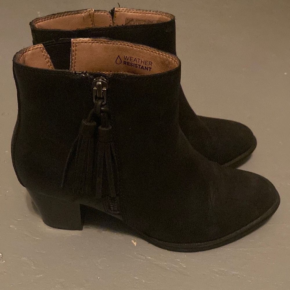 Black weather resistant booties. Very comfortable size 7.5
